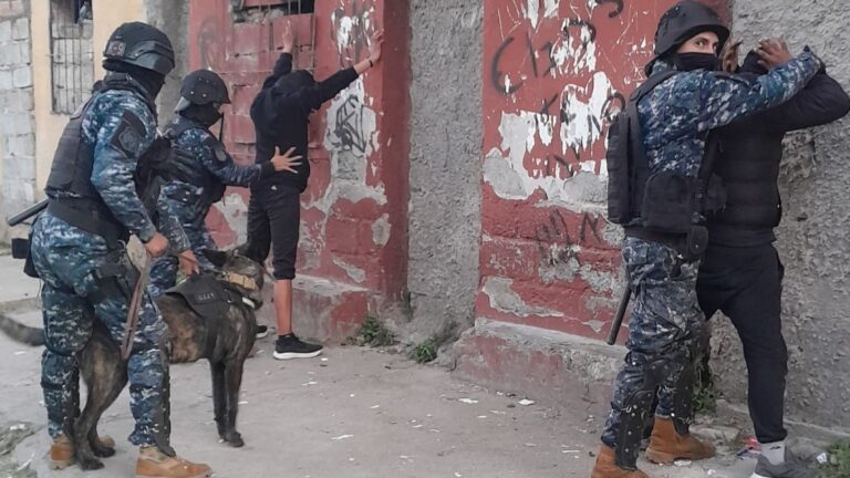 Operativo por narcomenudeo arrojó detenidos, secuestro de armas y droga