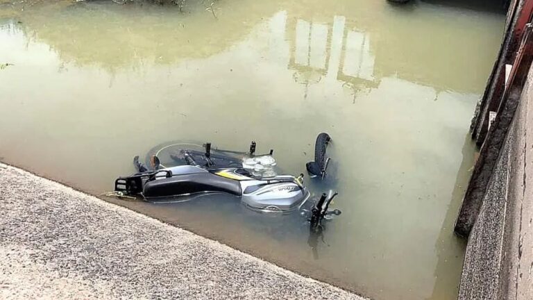 Una mujer arrojó a un canal de riego la moto de la amiga de su ex pareja