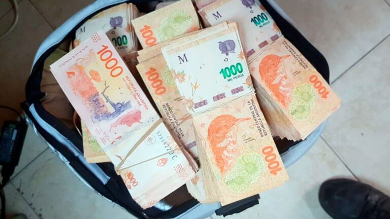 Le robaron 900 mil pesos a una pareja de comerciantes que descargaba mercadería