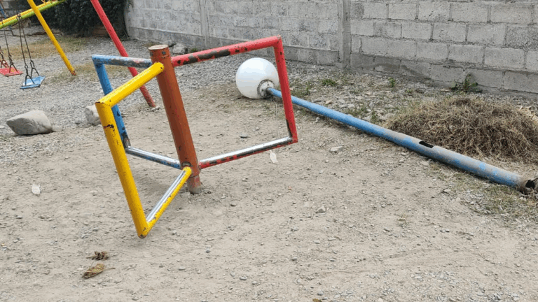 Abandono total en El Chingo: poste roto y focos quemados, desde hace meses