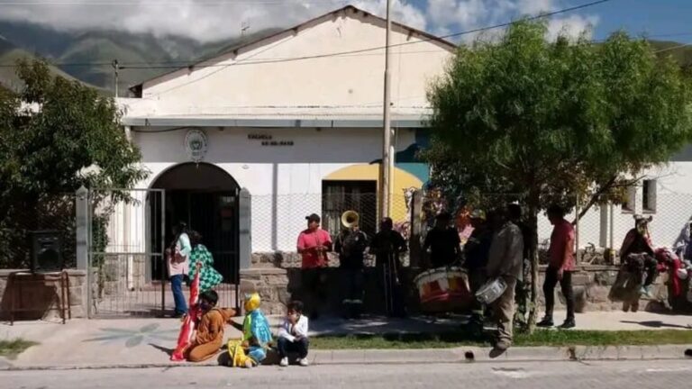 Padres piden suspender la jornada completa para poner en condiciones una escuela de Volcán
