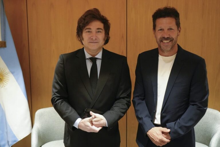 El servilismo del Cholo y un video miserable con Milei