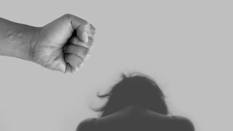 Le dio una golpiza a su pareja y la arrastró por la casa: su suegra logró detenerlo