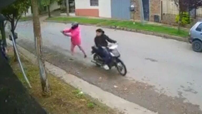 Motochorros interceptaron a dos mujeres para robarles