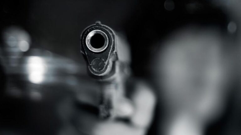 Un adolescente recibió un balazo mientras compartía con sus amigos e investigan el hecho