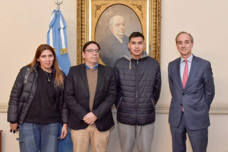 Santiago, el alumno que fue amenazado por kirchneristas, fue recibido por el Gobierno