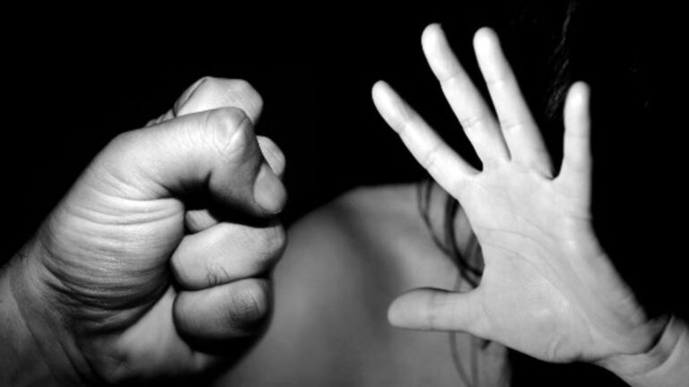 Denunció que su ex pareja la golpeó, amenazó y le robó tras llevarla a un lugar desolado