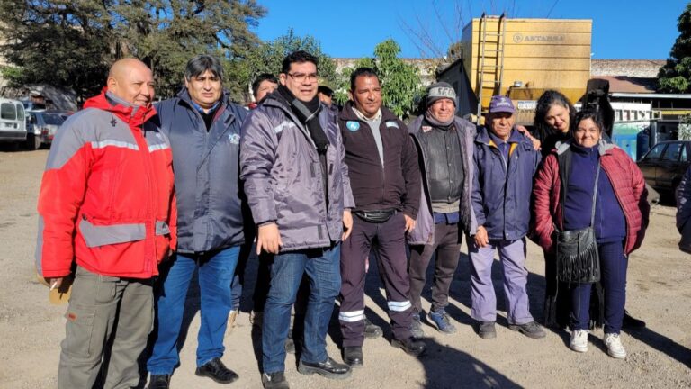 Aumentos salariales y reclamo por despidos: municipales jujeños de paro