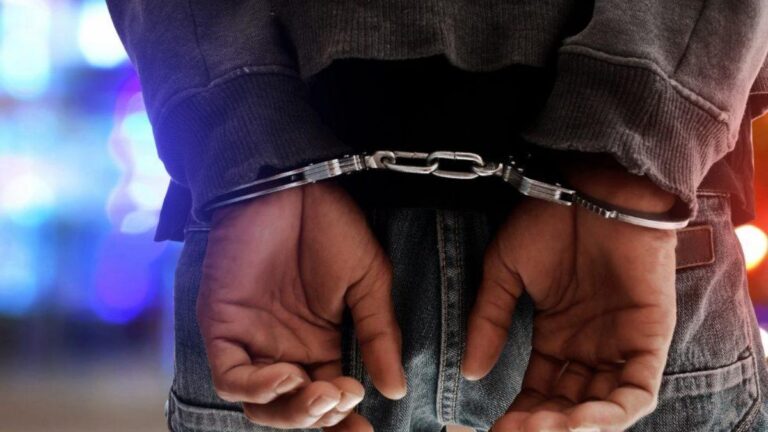 Detenido por intentar arrebatarle el celular a una joven y esconderse en una iglesia