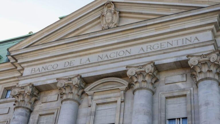 El Gobierno cierra las puertas de decenas de sucursales del Banco Nación