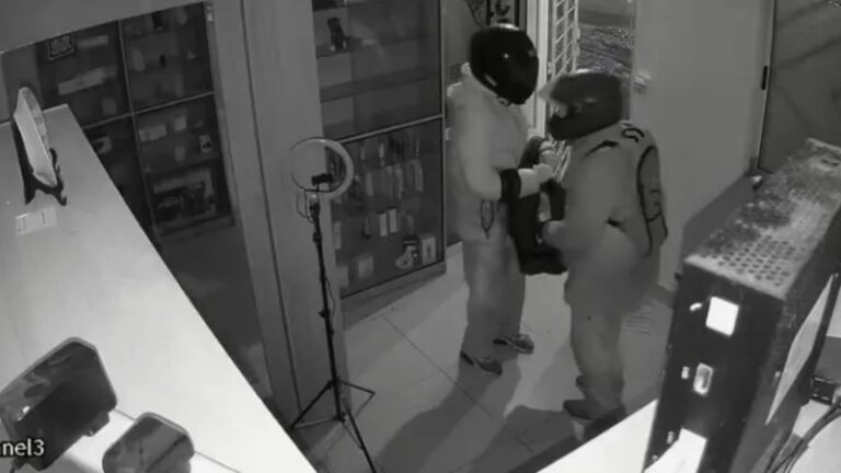 Delincuentes desvalijaron un local de venta de celulares en Monterrico