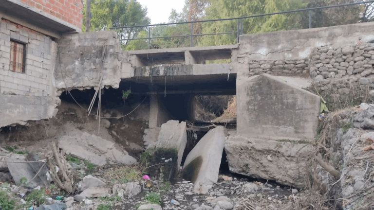 Alerta en Campo Verde por un puente pasarela a punto de caerse