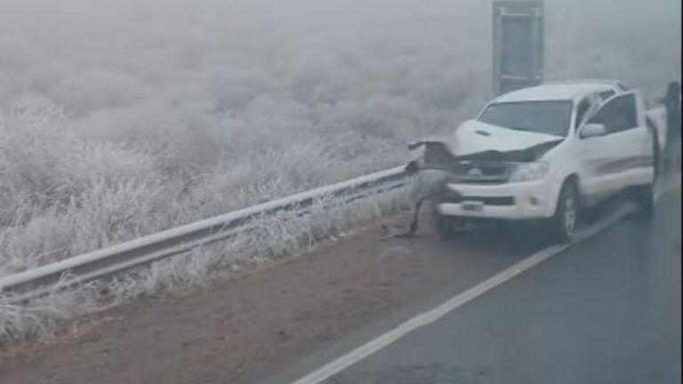 Choque en la Cuesta de Bárcena, en medio de la neblina y un paraje bajo nieve