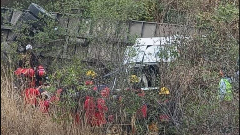 Volcó un camión en Ruta 34: su chofer fue hospitalizado tras quedar aprisionado en la cabina