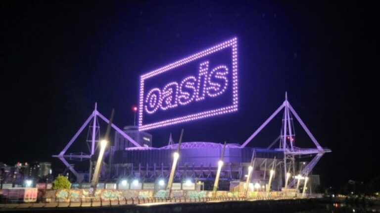 Oasis anticipó su primer show de la gira reunión con un espectacular show de drones
