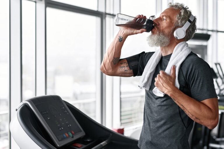 Para mayores de 50: qué suplementos hay que tomar para no estar cansado ni perder masa muscular