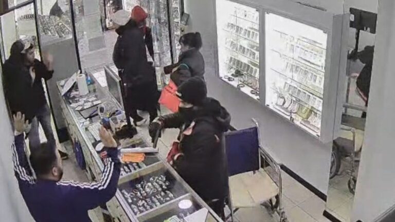 Brutal robo a una joyería en Quilmes: uno de los ladrones fingió estar en silla de ruedas