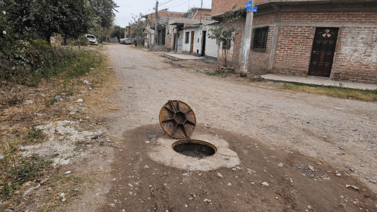 Perico también padece la pérdida de líquidos cloacales: «No se puede respirar»