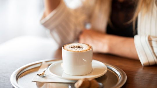 Café en ayunas: beneficios, riesgos y recomendaciones clave