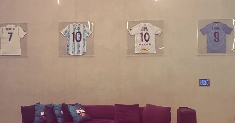 La envidiable colección de camisetas de Neymar