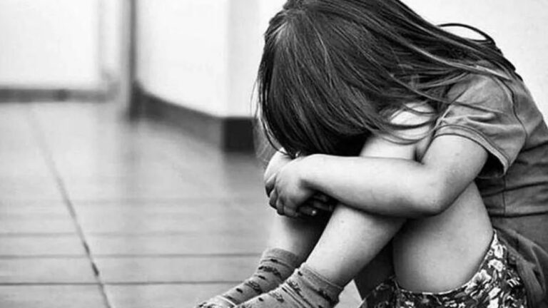 Rescatan a una niña de 8 años, víctima de maltrato infantil por parte de su madre