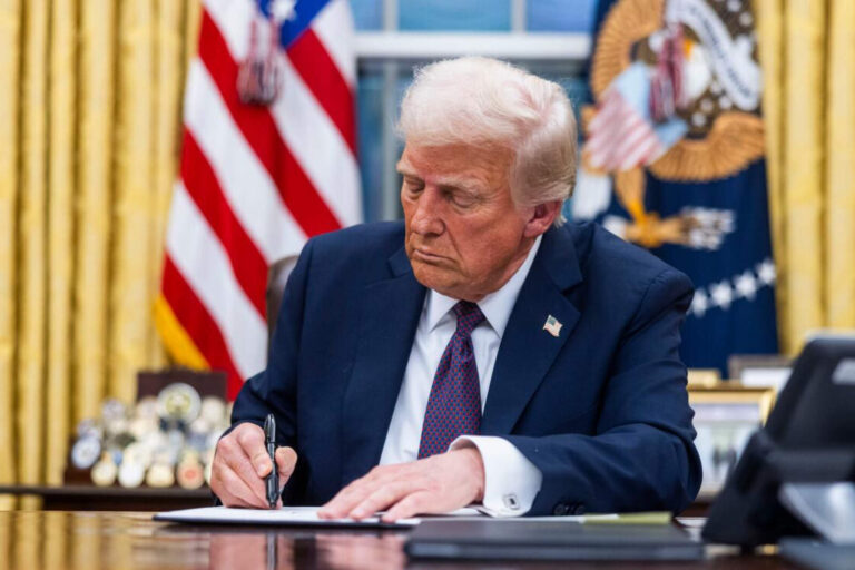 Trump planea inundar a Nueva York de redadas migratorias tras el tiroteo a un agente