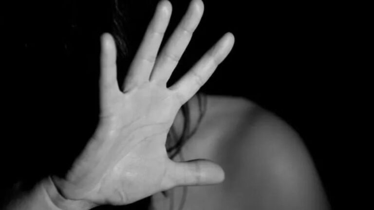 Una joven denunció a su madre por golpearla con un cable y un palo de escoba