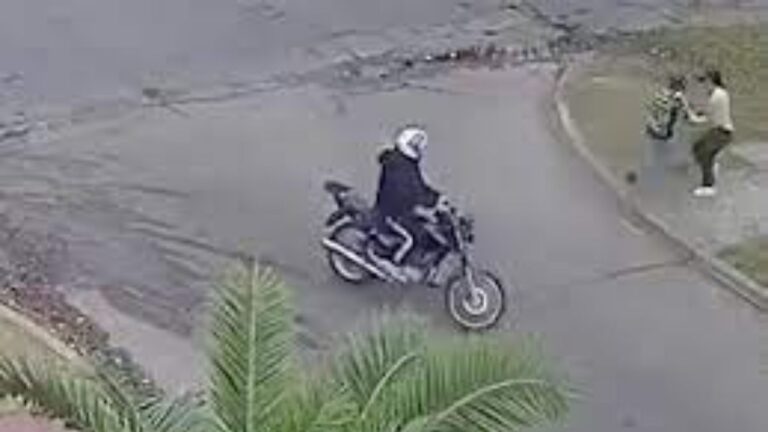 Motochorros asaltaron a una mujer en una feria y se llevaron 1 millón de pesos