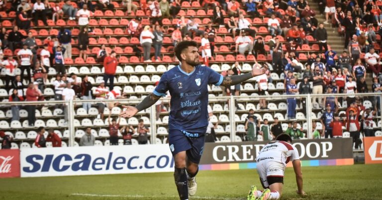 Morón dio un paso en falso y no pudo alcanzar la punta del Nacional