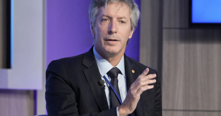 El Banco Central sale a buscar dólares entre los que trabajan para el exterior y ajusta el cepo a los gerentes bancarios y sus familiares