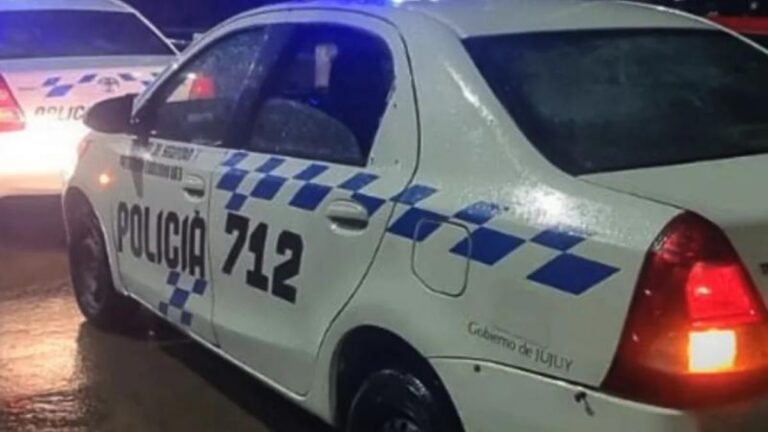 Otro escándalo en Perico: comisario alcoholizado en una seccional y usando una moto secuestrada