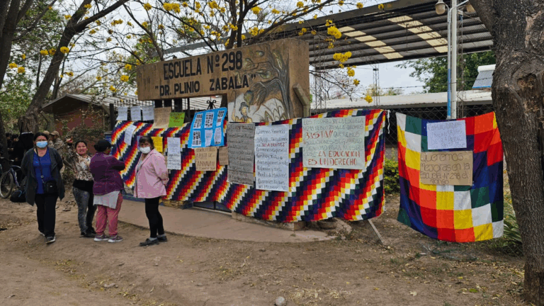 Denunciando abandono total, padres tomaron la Escuela de Finca El Pongo