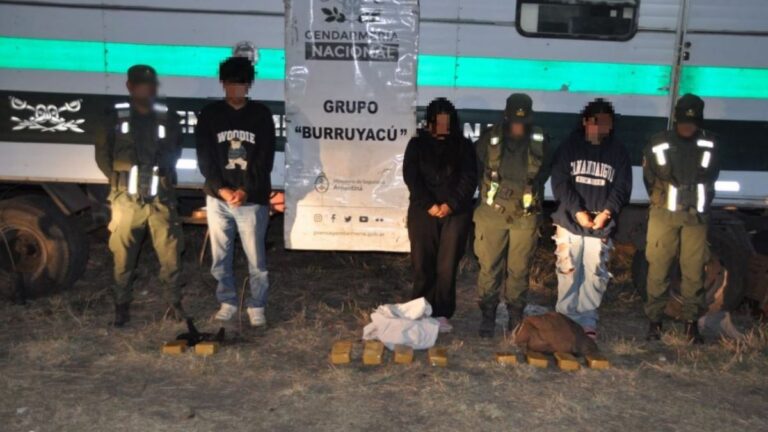 Cuatro ciudadanos bolivianos detenidos en Tucumán, salieron de Jujuy con 16 kilos de cocaína