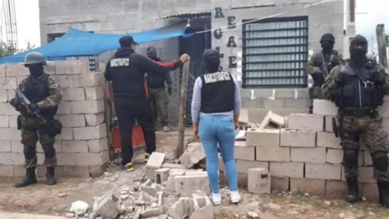 Investigan vínculos de policías con narcomenudeo: 4 efectivos detenidos y secuestro de droga