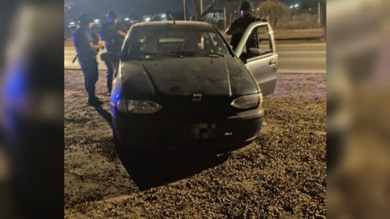 Tenía pedido de captura y lo hallaron bebiendo en un auto robado