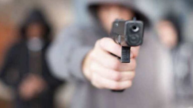 Una mujer fue abordada por delincuentes que la arrastraron hasta un descampado