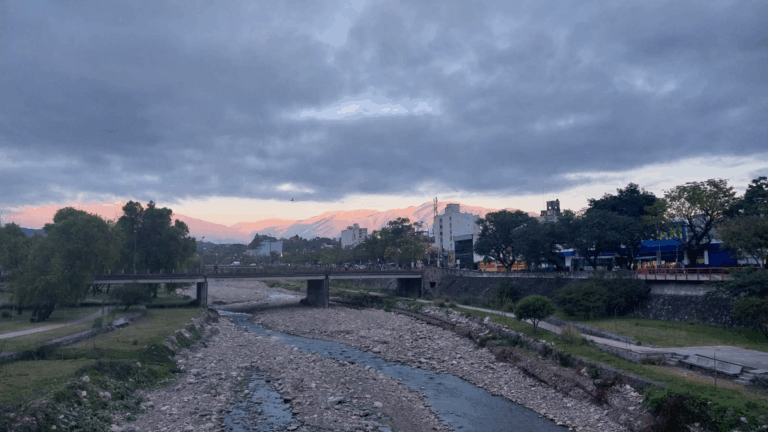 Arranca la semana con cielo mayormente nublado en la Capital