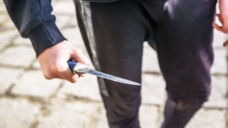 Un hombre fue apuñalado en el abdomen tras resistirse a un asalto