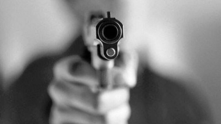 Amenazó a su ex pareja con un arma de fuego, le revisó el teléfono y la atacó a golpes