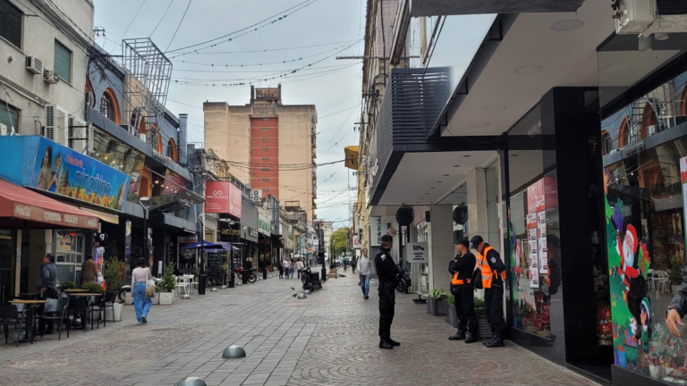Feriado con comercios cerrados y poco movimiento en el centro capitalino