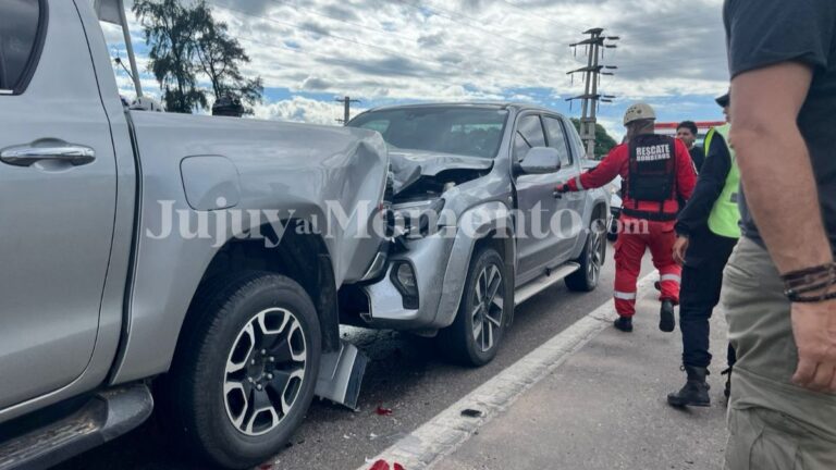 Tres camionetas protagonizaron un violento choque en cadena en el acceso sur