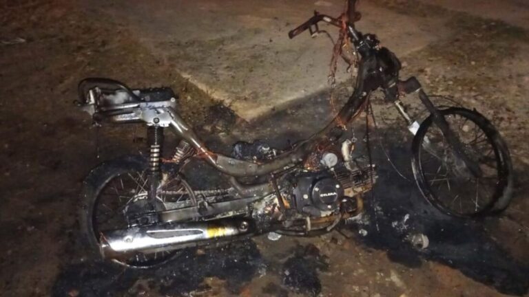 Dos hermanos entraron a una casa e incendiaron una motocicleta