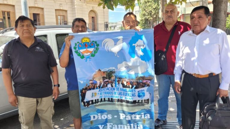 Reclamo de oficiales retirados por sueldos bajos en la Policía de Jujuy