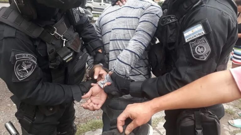 Motociclista detenido por maniobras peligrosas, era buscado por abuso sexual