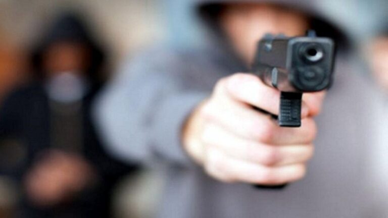 Dos delincuentes asaltaron a un taxista bajo amenazas con un arma de fuego