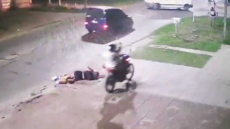 Motochorros atacaron con una picana eléctrica a un joven para robarle