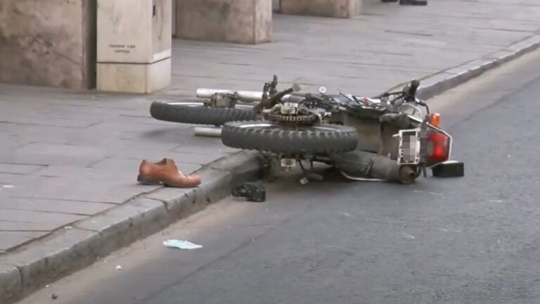 Motociclista atropelló a un peatón y ambos terminaron hospitalizados