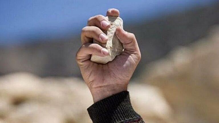 Golpeó con una piedra en la cabeza a una mujer que le dio trabajo para robarle