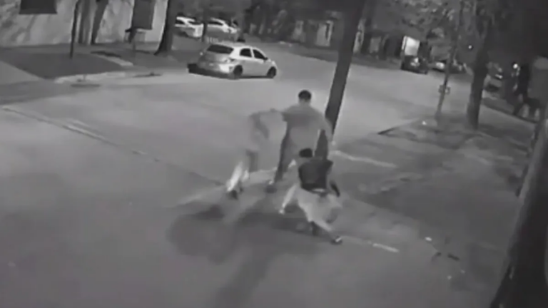 Un hombre recibió múltiples puñaladas en un violento intento de robo