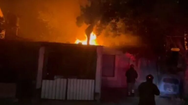 Un hombre fue atacado a botellazos y horas más tarde, su vivienda fue incendiada
